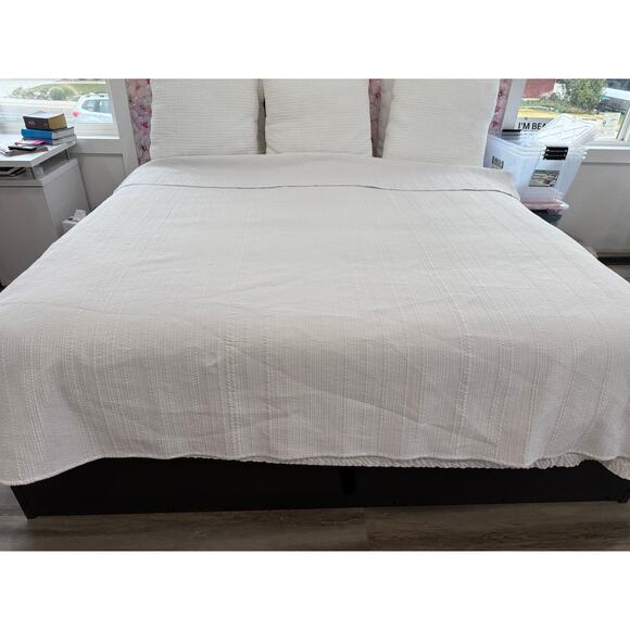 Jennifer Adams White Quilted Bedspread 90x90, Textured Coverlet, Queen/Fulls - Picture 10 of 11